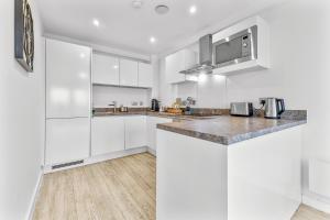 Modern 2BR Urban Nest In Salford, Manchester for 4