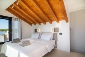 Vice Versa By The Sea