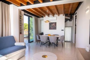 Vice Versa By The Sea