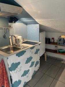 Chambre calme au dessus dun atelier, kitchenette, douche et toilettes dédiées