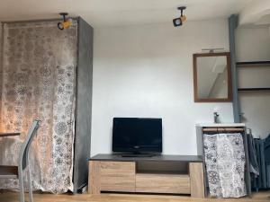 Chambre calme au dessus dun atelier, kitchenette, douche et toilettes dédiées