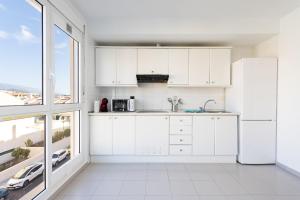 Home2Book Modern Retreat with Pool Terrace