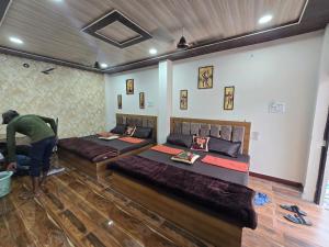 Hotel Shree Kedarnath in front of railway station platform no 8