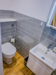 Deja Blue Luxury 3BR Home By AltoLuxoExperience Short Lets & Serviced Accommodation With Free Wifi & Parking