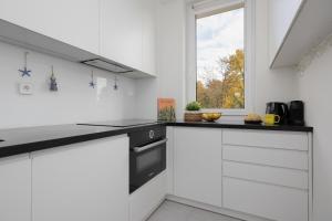 Spacious Apartment in Warsaw with 3 Rooms, Desk and Bathtub by Noclegi Renters