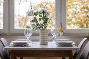 Spacious Apartment in Warsaw with 3 Rooms, Desk and Bathtub by Noclegi Renters