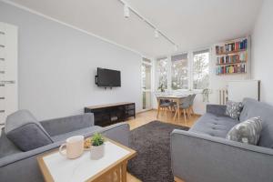 Spacious Apartment in Warsaw with 3 Rooms, Desk and Bathtub by Noclegi Renters