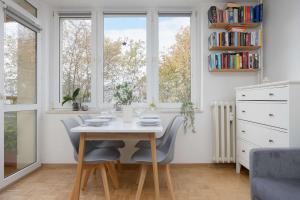 Spacious Apartment in Warsaw with 3 Rooms, Desk and Bathtub by Noclegi Renters