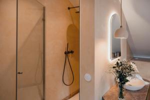 The Downtown Terrace - Fabulous Views, Romantic Penthouse, 6th-floor no lift