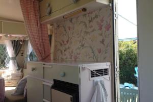 1 Bed Caravan Sleeps 2 - Parking Garden Pets