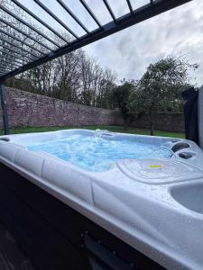 Glamping Pod with Hot Tub in Orchard