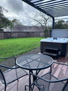 Glamping Pod with Hot Tub in Orchard