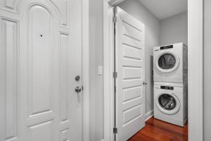 XL Studio - Modern Studio with Rooftop Pool