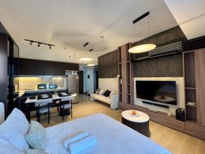 Venice Canal View with Balcony near BGC and Airport 10c