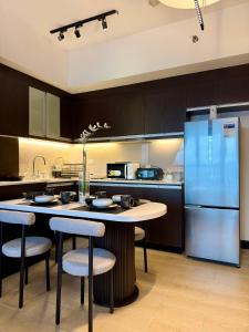 Venice Canal View with Balcony near BGC and Airport 10c