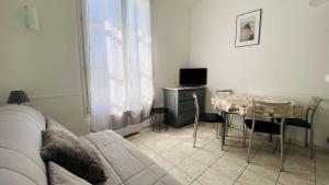 A proximité du cinéma et du marché, à 150 m de la plage