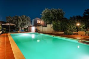 HelloAPULIA The Olive Retreat - Family Villa with Pool and Tennis, minutes from Local Dining, Pet Friendly