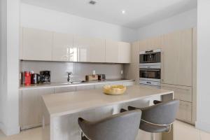 2BR Ocean View Balcony & Pool