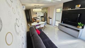 Apartamento de frente, PRÉDIO NOVO, centro da cidade e próximo a praia