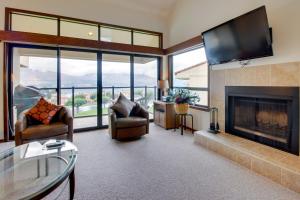 Lake Chelan Shores - Serenity by the Lake #15-9