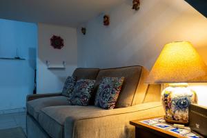 A 1 quadra da Praia do Leme, rodeado de comércios