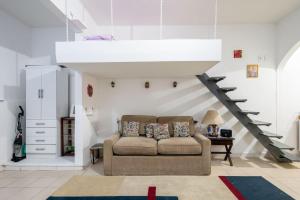 A 1 quadra da Praia do Leme, rodeado de comércios