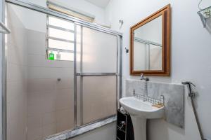 A 1 quadra da Praia do Leme, rodeado de comércios