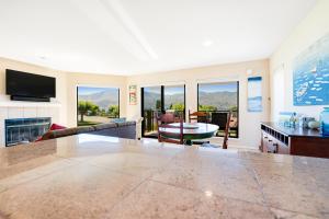 Lake Chelan Shores - Sunny by the Lake 18-4