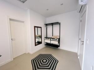 Rua 292 - 3 suites com 3 vagas garagem á 150mt da praia