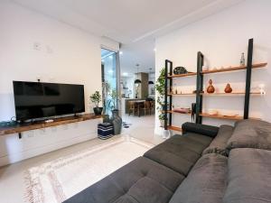 Rua 292 - 3 suites com 3 vagas garagem á 150mt da praia