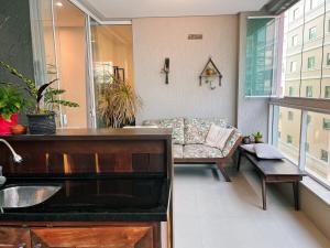 Rua 292 - 3 suites com 3 vagas garagem á 150mt da praia