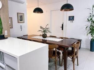 Rua 292 - 3 suites com 3 vagas garagem á 150mt da praia