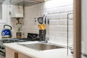 modern 2-room downtown area for 4 people