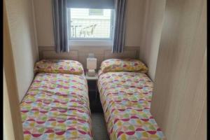 3 Bed Caravan Sleeps 6 with Free Parking