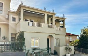 Awesome Apartment In Duce With House Sea View