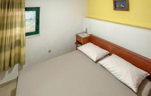 Awesome Apartment In Duce With House Sea View