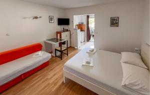 Awesome Apartment In Duce With House Sea View