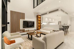 FIRST CLASS 2BR Elegant Duplex Haven