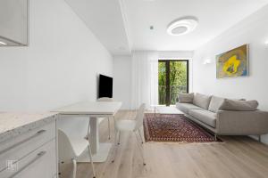 Bright 2BR with Private EV Parking, workspace, AC