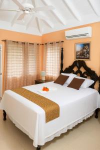 Bright & Cozy Prime Location Elegant Villa -Sleeps 7 -Private Pool & Gym