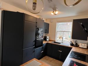 Town House with Hot Tub & Free Parking