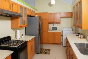 Elegant Prime Location Villa -Sleeps 7 -Private Pool & Gym