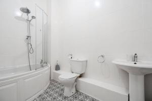 2-Bedroom Ground Floor Flat with Private Entrance and Parking