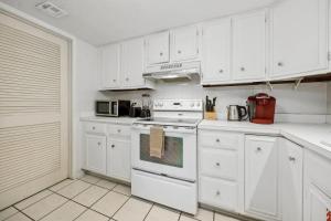 Pool View Beachwood Condo