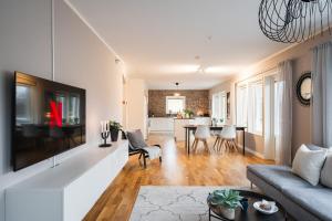 Guestly Homes - Spacious 2BR Executive Residence