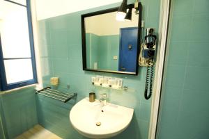 Walk to the Colosseum from your Family Apt