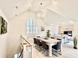 44 Summer Lake, 4 Bedroom, Detached, Luxury Lakeside Lodge with Private Hot Tub in the Cotswold Lakes