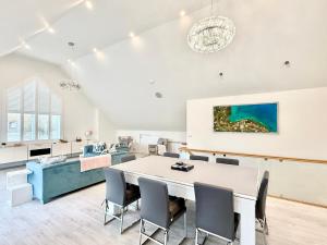 44 Summer Lake, 4 Bedroom, Detached, Luxury Lakeside Lodge with Private Hot Tub in the Cotswold Lakes