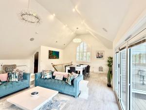 44 Summer Lake, 4 Bedroom, Detached, Luxury Lakeside Lodge with Private Hot Tub in the Cotswold Lakes