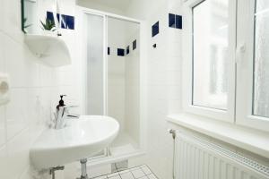 Bright 1BR apartment with a queen-size bed